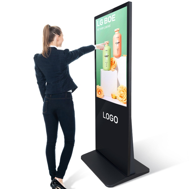 Ekspozit&euml; me shum&euml; p&euml;rmasa, kiosk&euml; LCD me poster, stend&euml; dixhitale interaktive me ekran t&euml; brendsh&euml;m, sinjalistik&euml; me prekje, totem inteligjent i luajt&euml;sit t&euml; reklamave